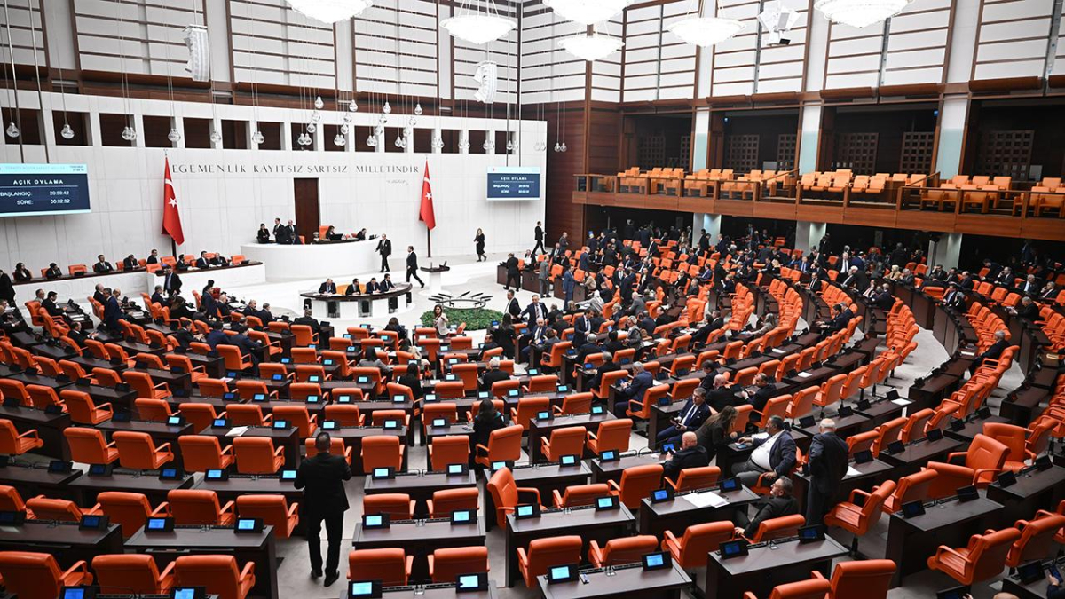 Meclis Genel Heyeti'nde kimi Kanun ve Kanun Kararında Kararnamelerde Değişiklik