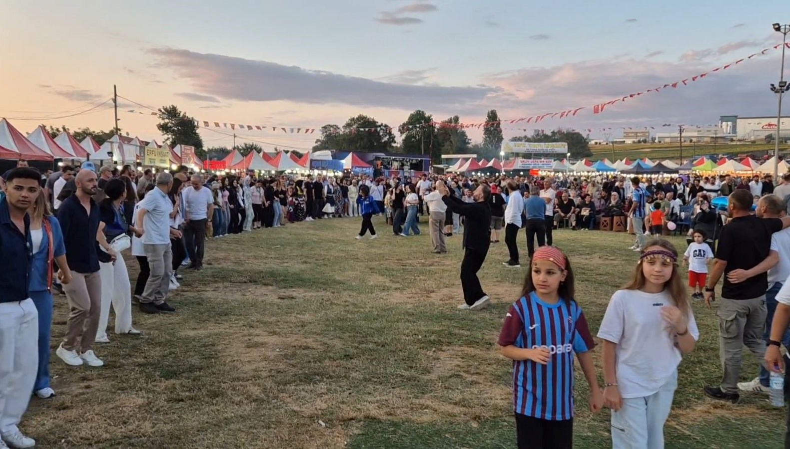 Tekirdağ’da 21. Yayla Şenlikleri’nde yaklaşık 1 kilometrelik horon kuyruğu oluşturuldu.