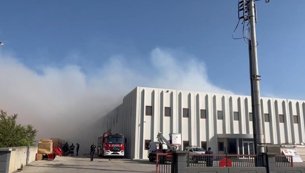 Tekirdağ'ın Ergene ilçesinde, bir besin deposunda çıkan yangın hasara neden