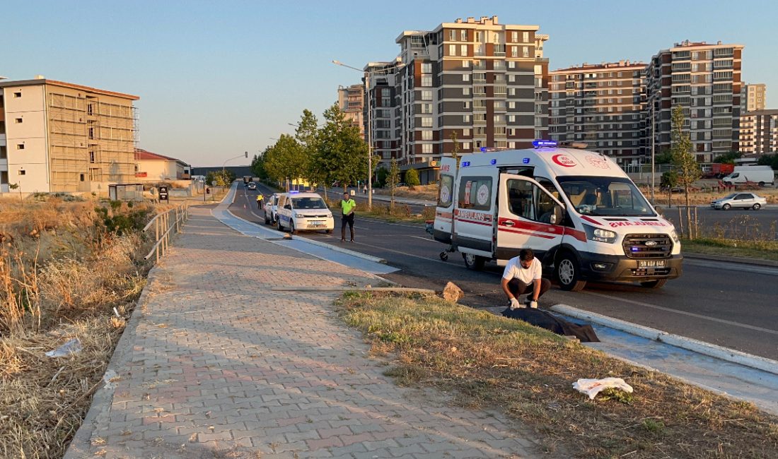 Çorlu ilçesinde denetimden çıkıp yol kenarındaki demir levha direğine çarpan