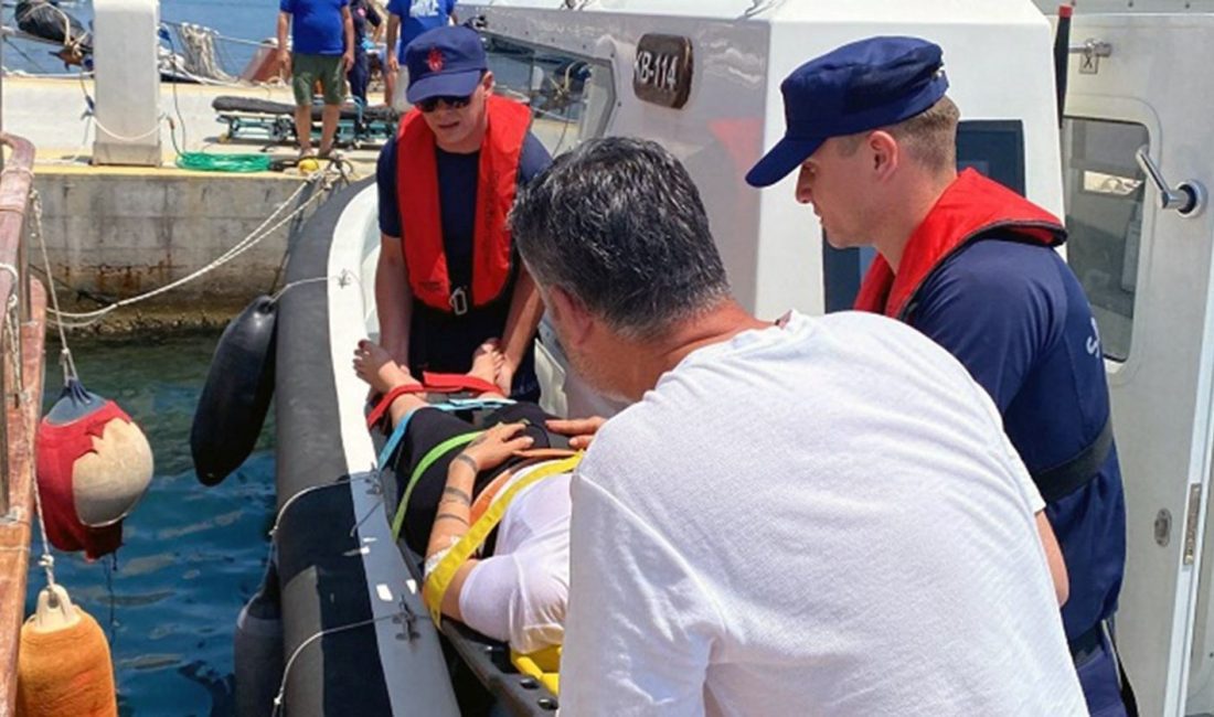 Bodrum açıklarında seyreden yelkenli teknede bir vatandaş rahatsızlandı. Vatandaşın Sahil Güvenlik takımlarınca