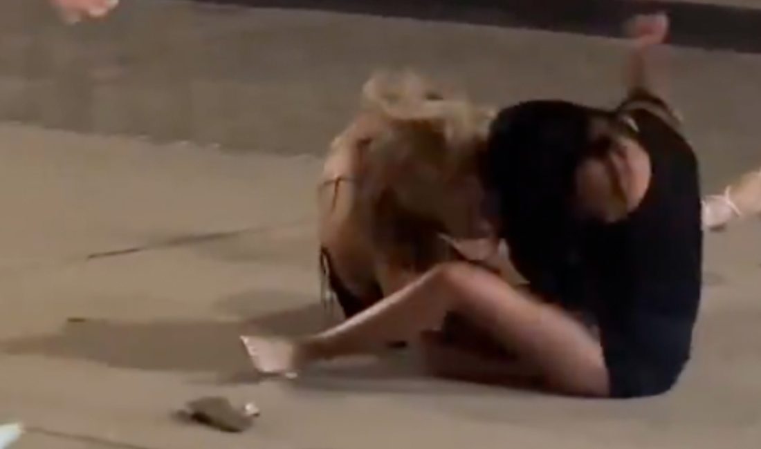 Teksas'ta gece saatlerinde bayanların birbirini dövmesi, boks maçlarını aratmadı.
