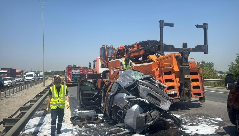 İstanbul'da TEM Otoyolu'nda TIR, hafriyat kamyonu ve arabanın karıştığı zincirleme