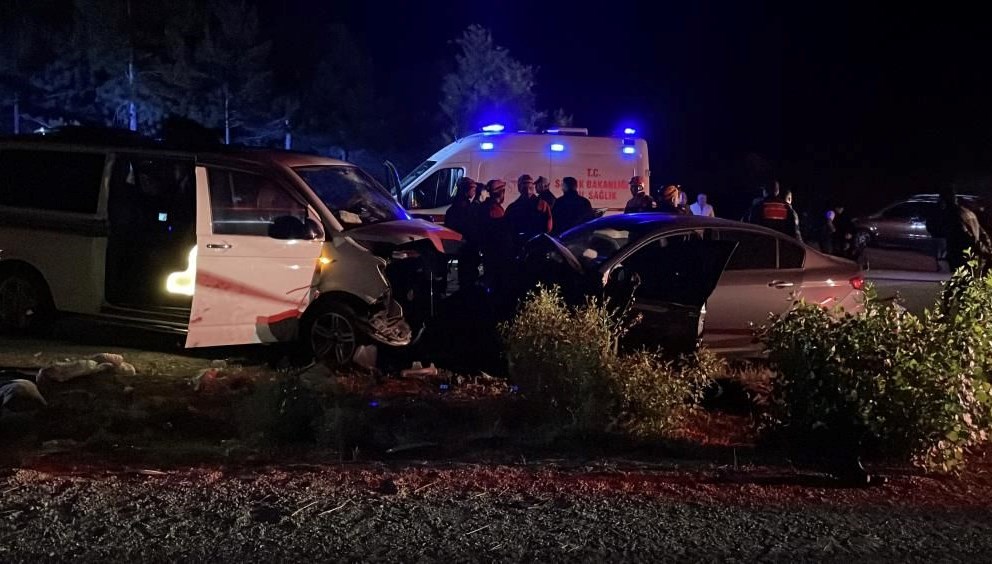Sivas'ta aksi istikamete giren minibüs, arabayla çarpıştı. Kazada bir kişi