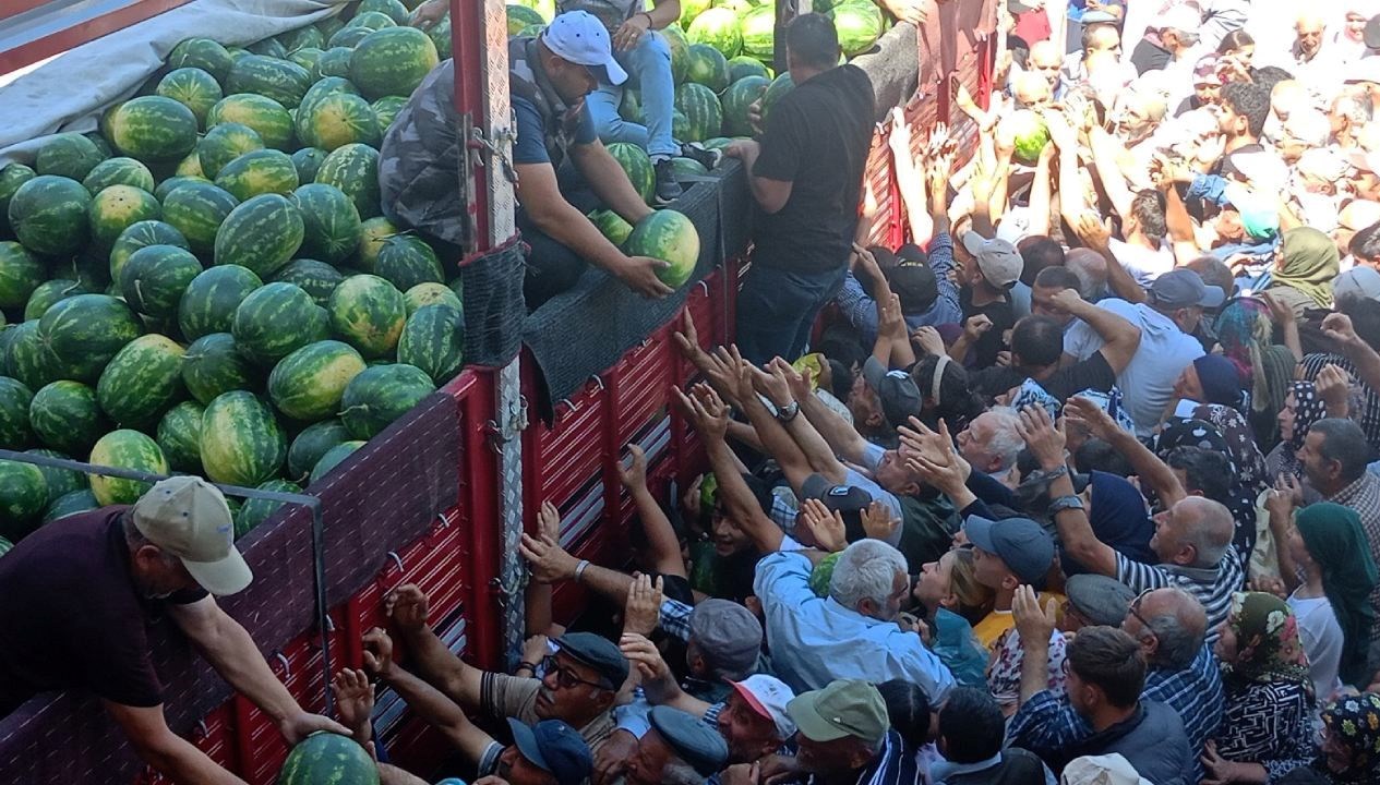 Tokat'ta karpuz üreticisi Mehmet Kutsal, Adana’dan getirdiği bir TIR karpuzu