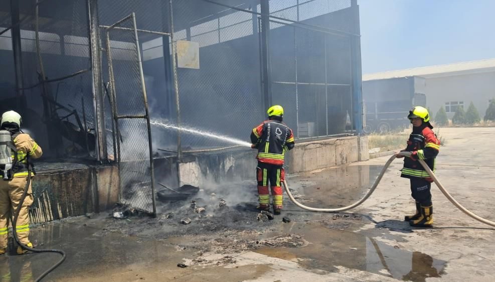 Balıkesir'de toptancı halinde yangın çıktı. Alevler, satış reyonlarına ulaşmadan söndürüldü.