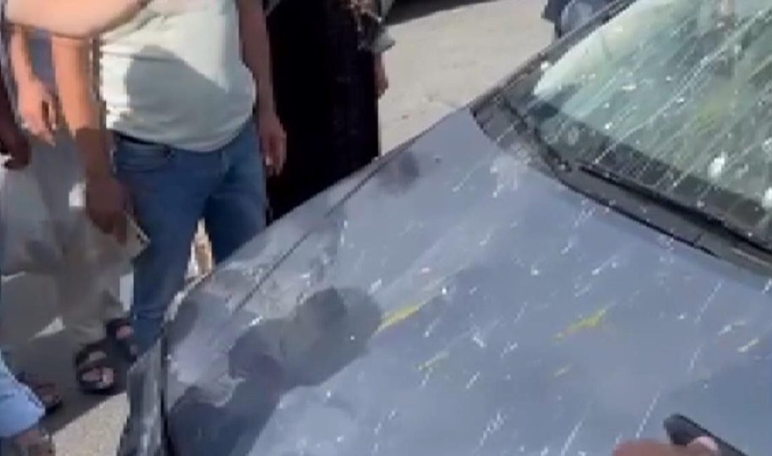 Arnavutköy'de karşıdan karşıya geçen anne ve çocuğuna araba çarptı. 2 yaşındaki