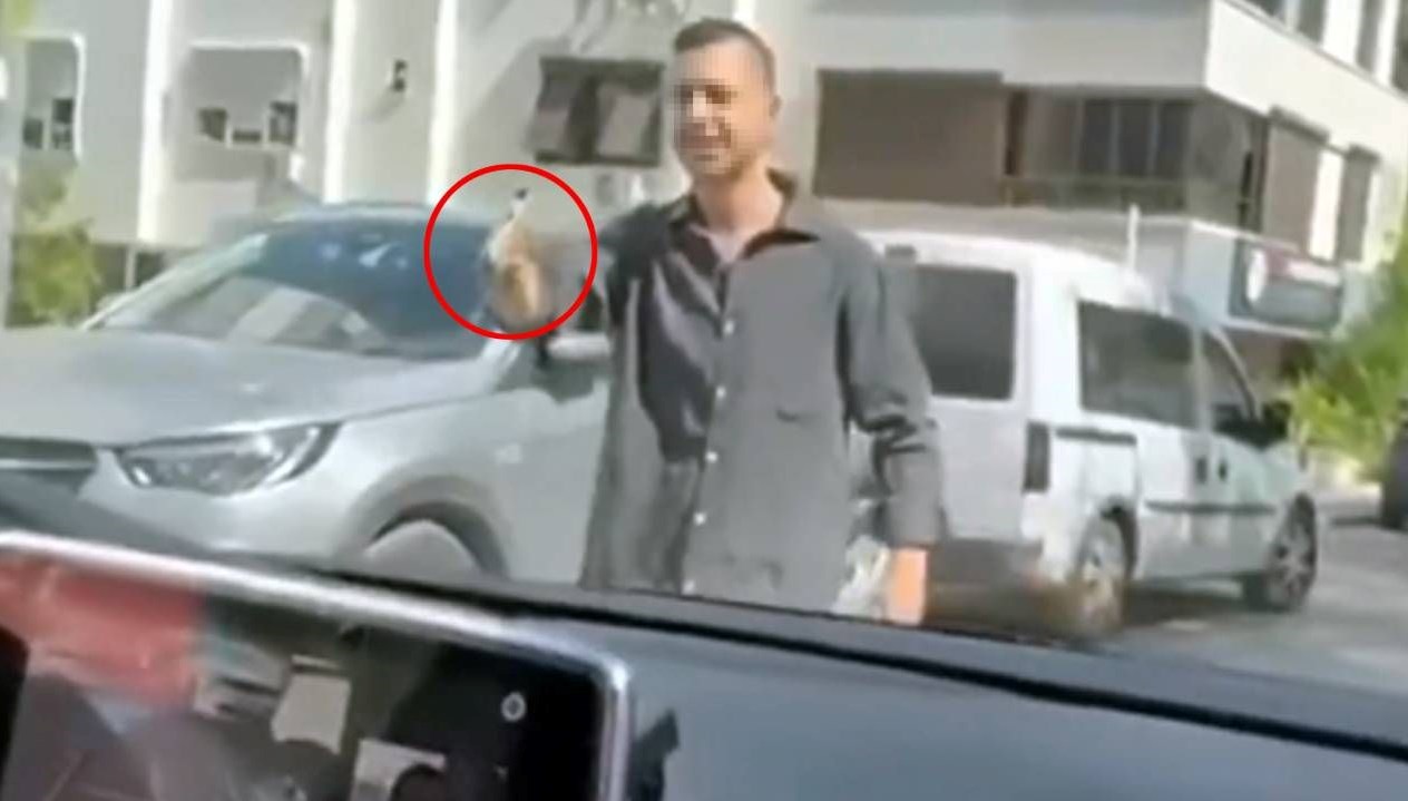 Antalya'da trafikte tartıştığı iki bayana tabanca doğrultup, araçtan indirmek isteyen