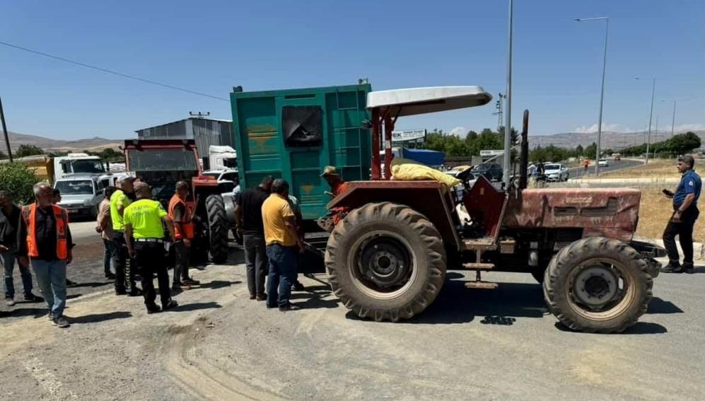 Elazığ-Diyarbakır Karayolu'nda traktör ile arabanın çarpıştığı trafik kazasında üç kişi