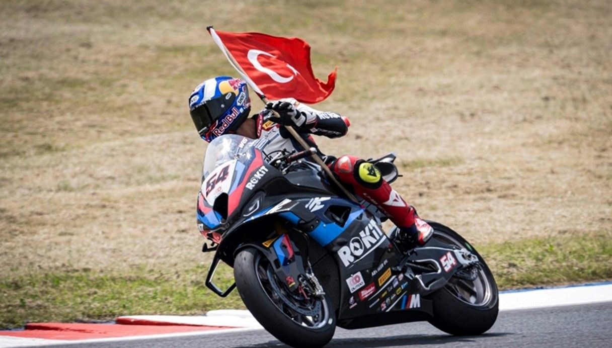 Motosiklet şoförleri Toprak Razgatlıoğlu, Bahattin Sofuoğlu ve Can Öncü, 14-15