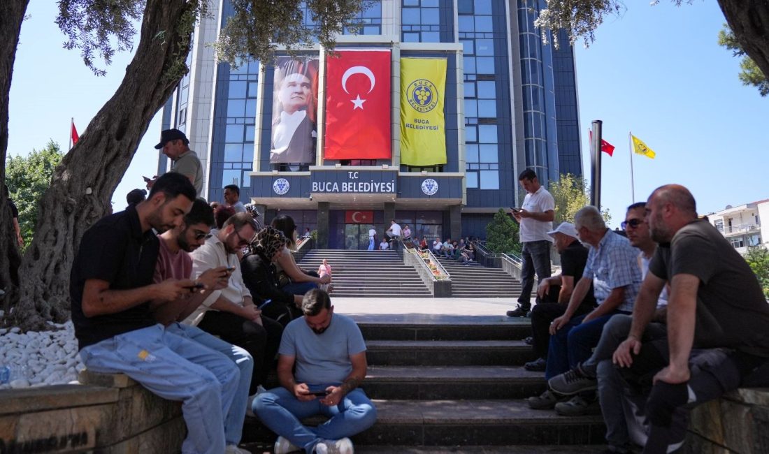 İzmir'in Buca ve Karabağlar belediyelerinde çalışan yaklaşık 2 bin 700