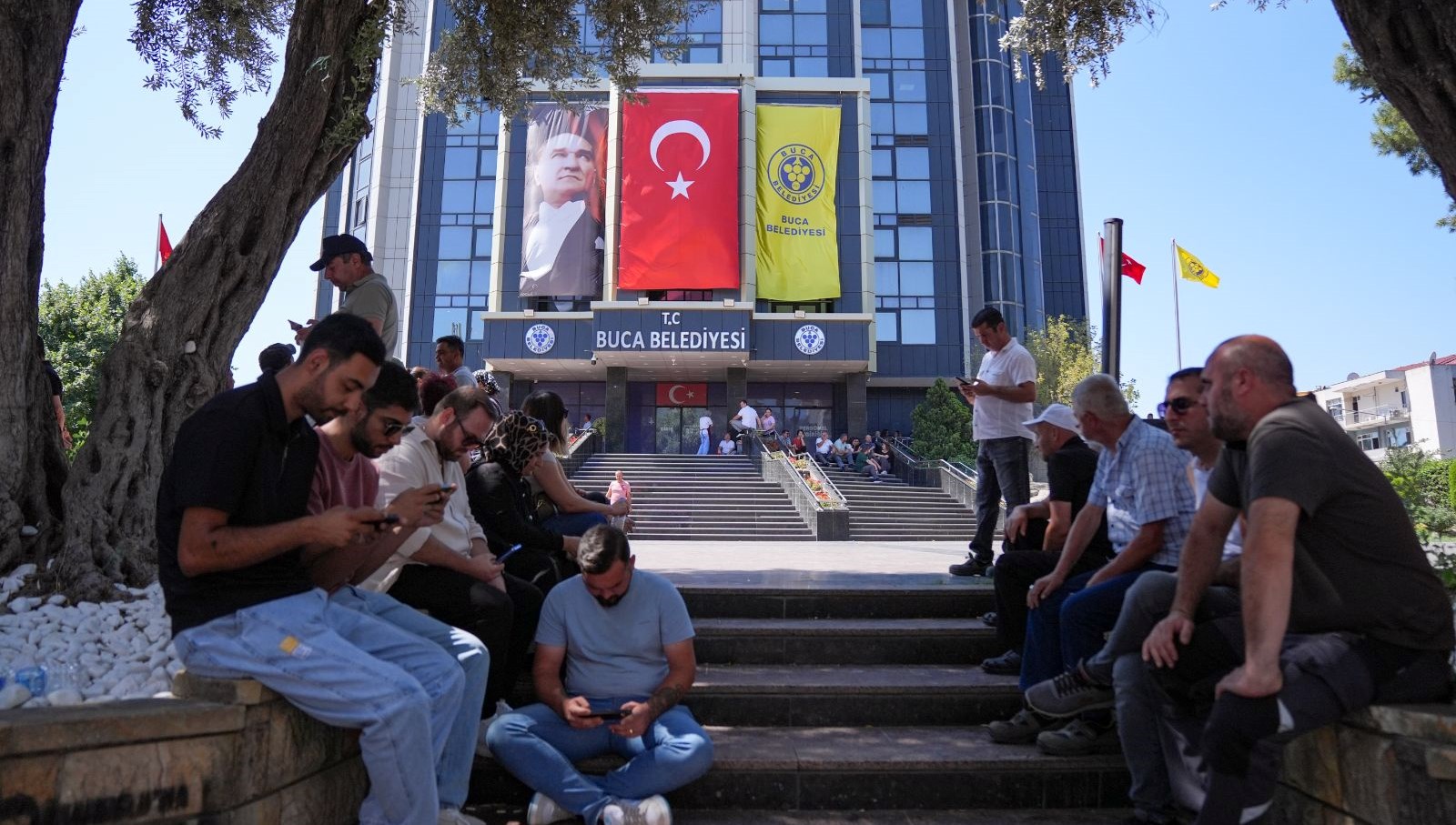 İzmir'in Buca ve Karabağlar belediyelerinde çalışan yaklaşık 2 bin 700
