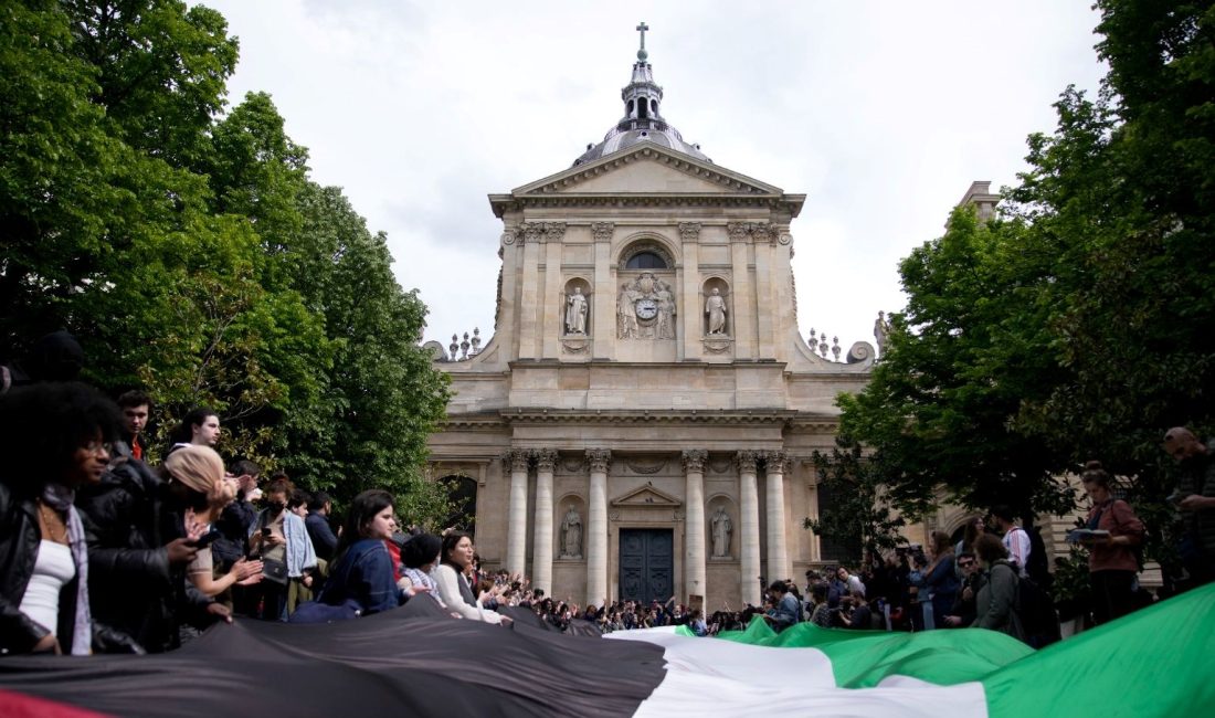 Fransa'da Sciences Po Paris Üniversitesi öğrencisi, mezuniyet törenindeki Gazze protestosu