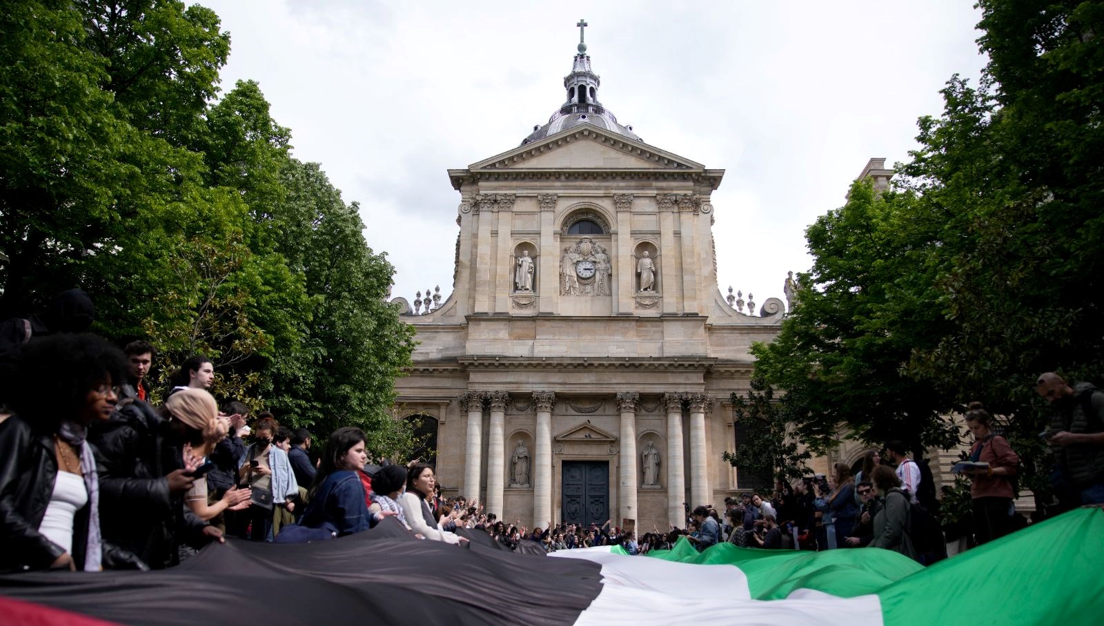 Fransa'da Sciences Po Paris Üniversitesi öğrencisi, mezuniyet törenindeki Gazze protestosu