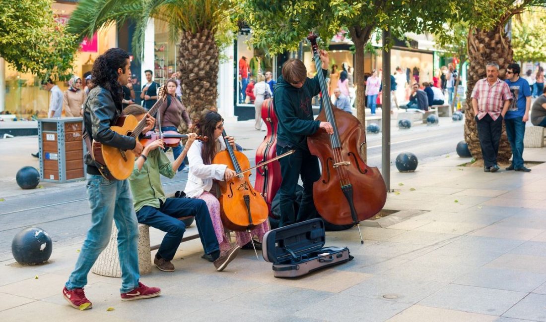 İstanbul'da meydanlarda, toplu ulaşım araçlarında, kıyılarda ve piknik alanları üzere