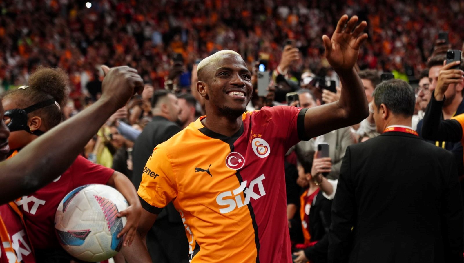 Galatasaray transferde Victor Osimhen'in kararını beklerken, Osimhen'den geleceğiyle ilgili açıklama