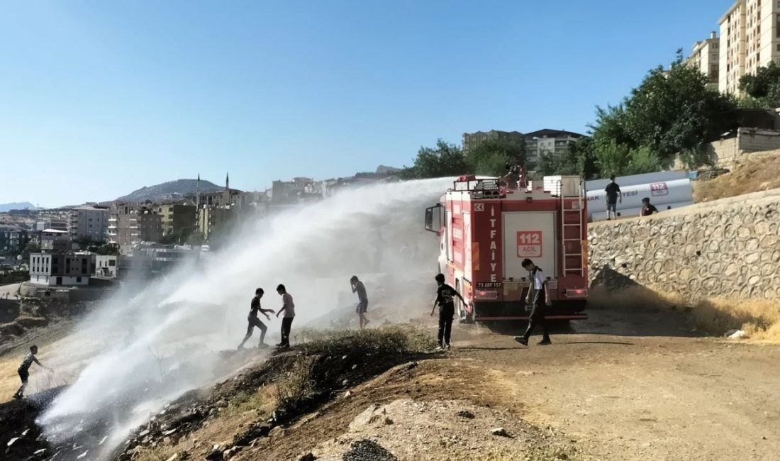 Şırnak’ta itfaiye takımlarının anız yangınına yaptığı müdahaleyi çocuklar cümbüşe dönüştürdü.
