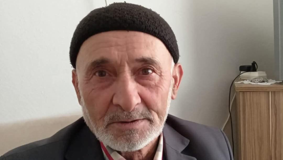 Giresun'un Şebinkarahisar ilçesinde römorktan ayrılıp takla atarak tarlaya devrilen traktörün