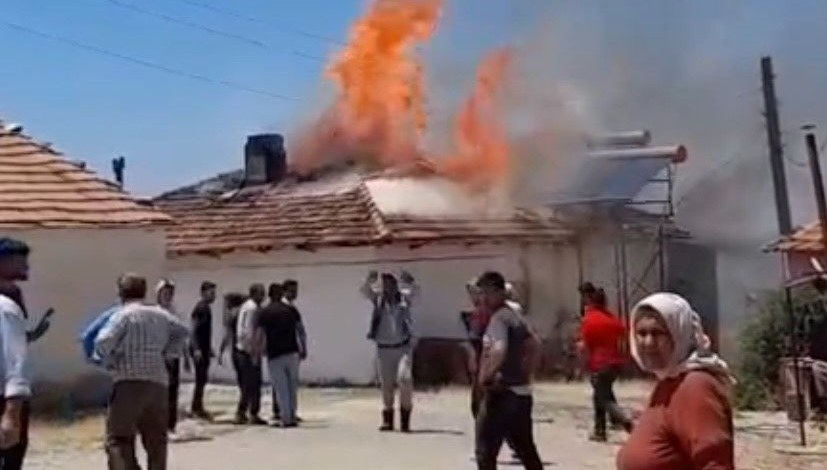 Manisa’nın Alaşehir ilçesinde yaşlı bir bayanın yemek pişirmek için bahçesinde