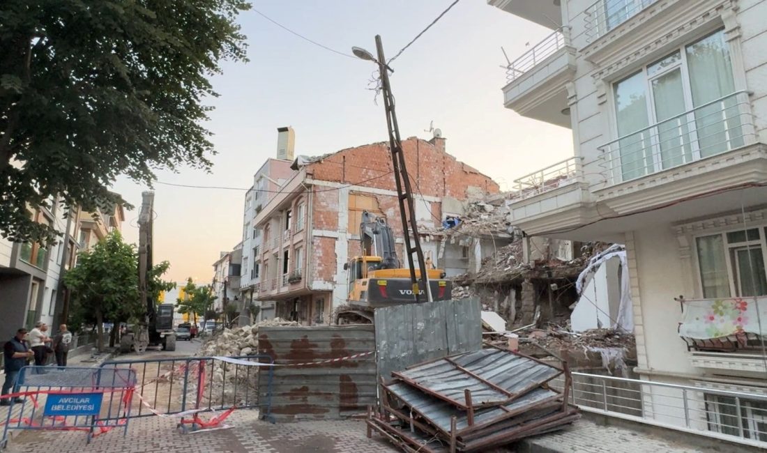 İstanbul Avcılar'da iç tarafında gece saatlerinde kısmi çökme meydana gelen binanın