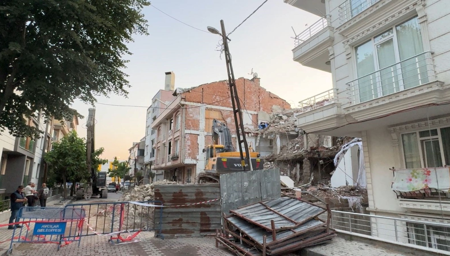 İstanbul Avcılar'da iç tarafında gece saatlerinde kısmi çökme meydana gelen binanın