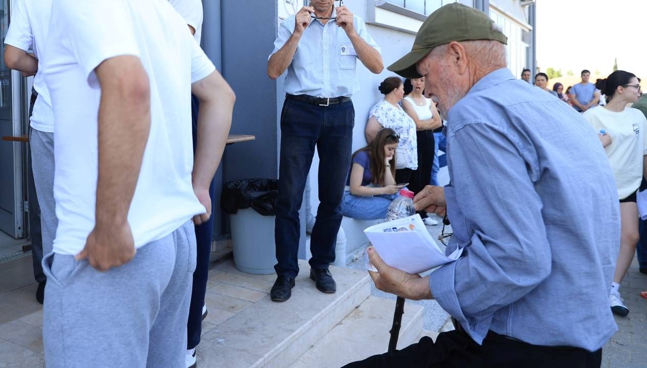 Edirne'de yaşayan, iki üniversite mezunu 81 yaşındaki Şevki Kılıç, bu