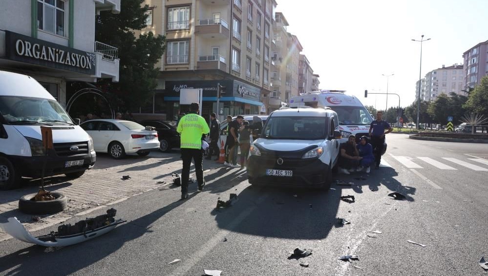Nevşehir'de yola denetimsiz çıkan şoför kazaya neden oldu. Kazada üç