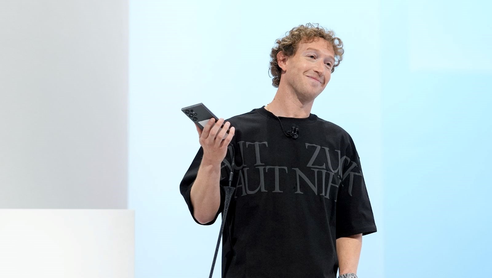 Meta işvereni Zuckerberg, insanüstü yapay zeka yaratmak için harekete geçti.