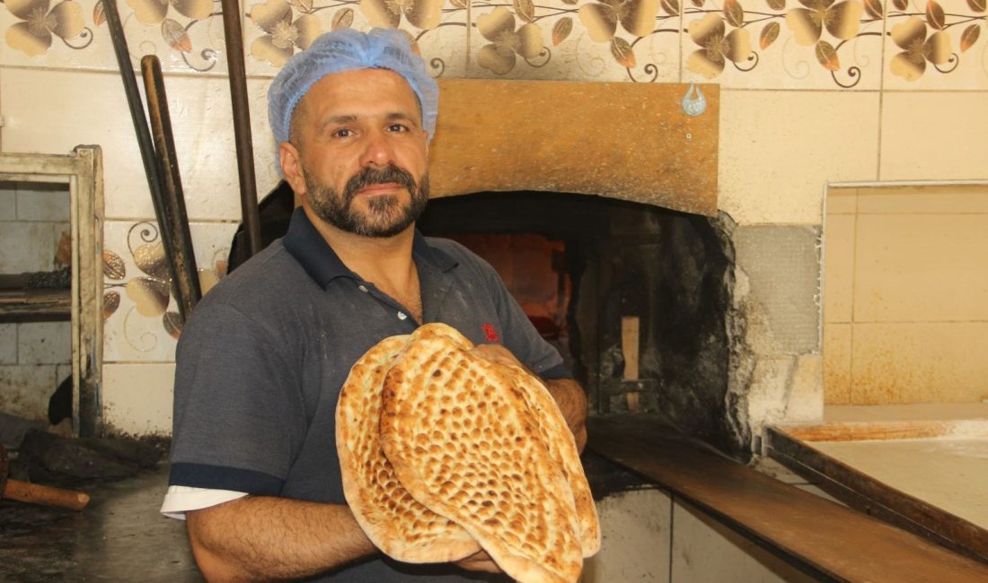 Şanlıurfa’da mahalle fırıncısı Halil Toprak, birebir mahallede ekmek fırını çalıştıran