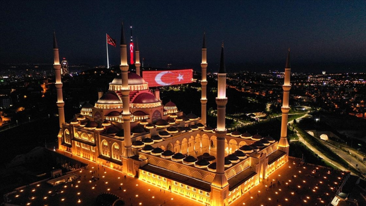 Cami minarelerinden yükselen sela, 15 Temmuz Demokrasi ve Ulusal Birlik