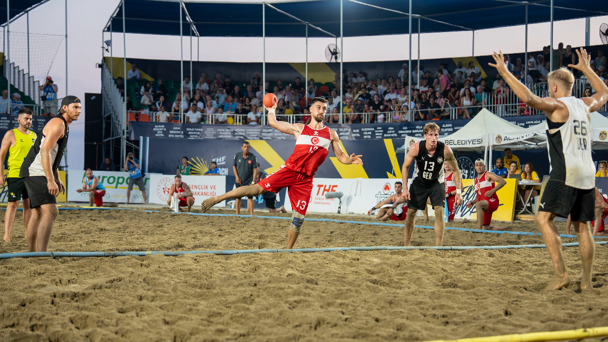 Alanya’da gerçekleştirilen EHF 2025 Avrupa Plaj Hentbol Şampiyonası’nda birinci gün