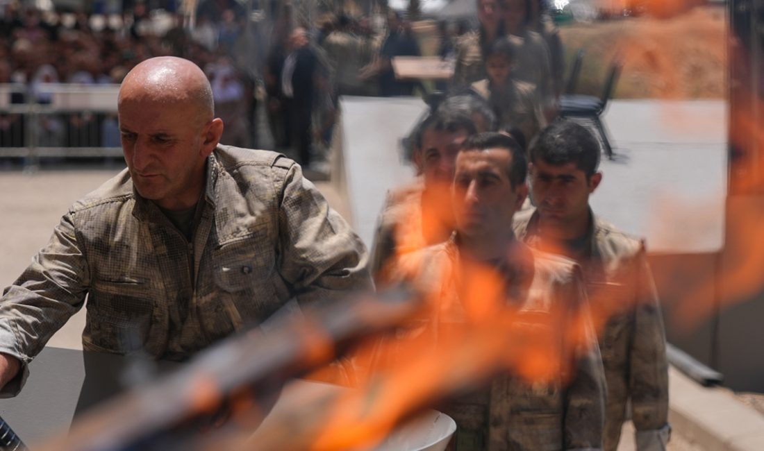 Saat 11:22'de PKK'lı 30 kişilik bir küme, silahlarını Süleymaniye'de kurulan