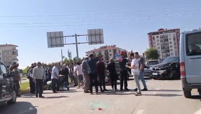 Çorum'da 5 araba zincirleme trafik kazasına karıştı. Kazada 6 kişi yaralandı.