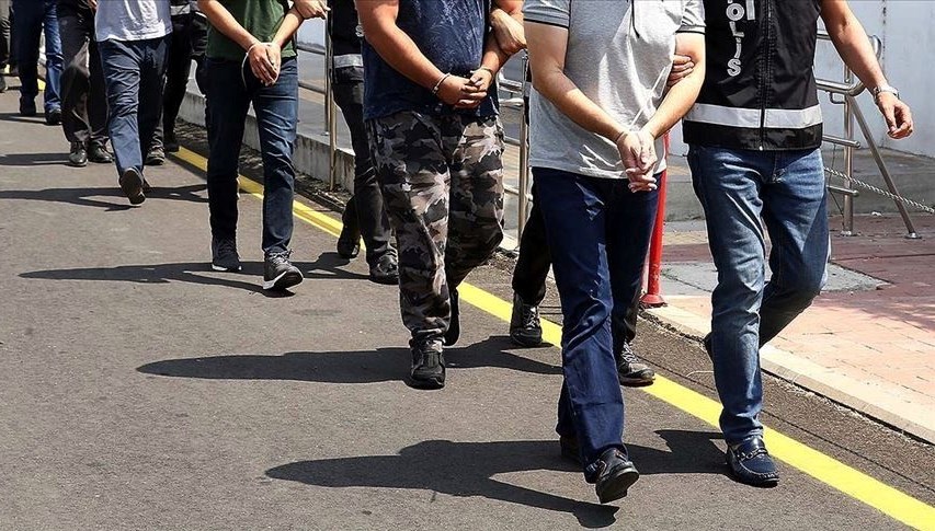 Terör örgütü FETÖ'ye yönelik 60 vilayette operasyon düzenlendi. İzmir merkezli