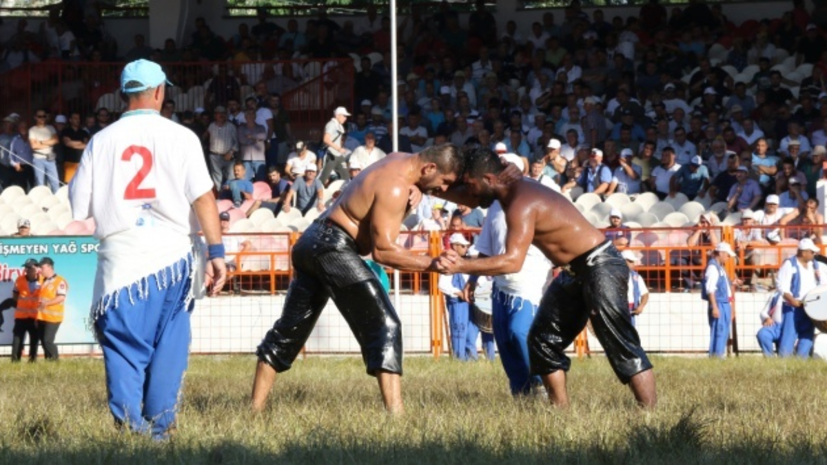 Kırkpınar Er Meydanı'nda düzenlenecek yağlı güreşlere 40'ı başpehlivan olmak üzere