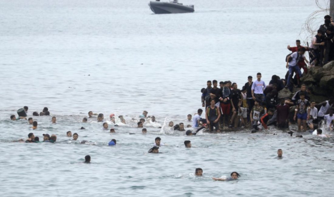 İspanya'nın Kuzey Afrika’daki toprağı Ceuta’ya, Fas’tan yüzerek geçmeye çalışan en