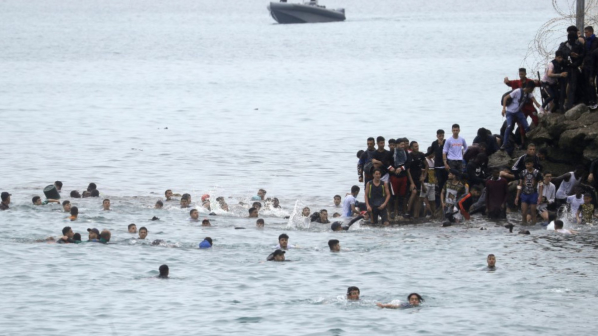 İspanya'nın Kuzey Afrika’daki toprağı Ceuta’ya, Fas’tan yüzerek geçmeye çalışan en