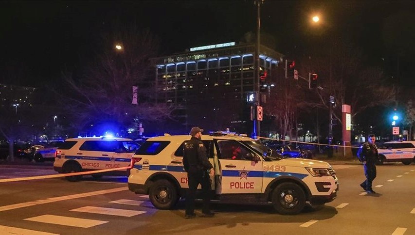 ABD'nin Chicago kentinde bir gece kulübünün önünde bekleyen kalabalığın üzerine
