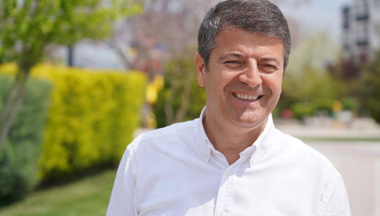 Abdurrahman Tutdere, toplumsal medyada Türkiye gündemi ve siyasetini yakından takip