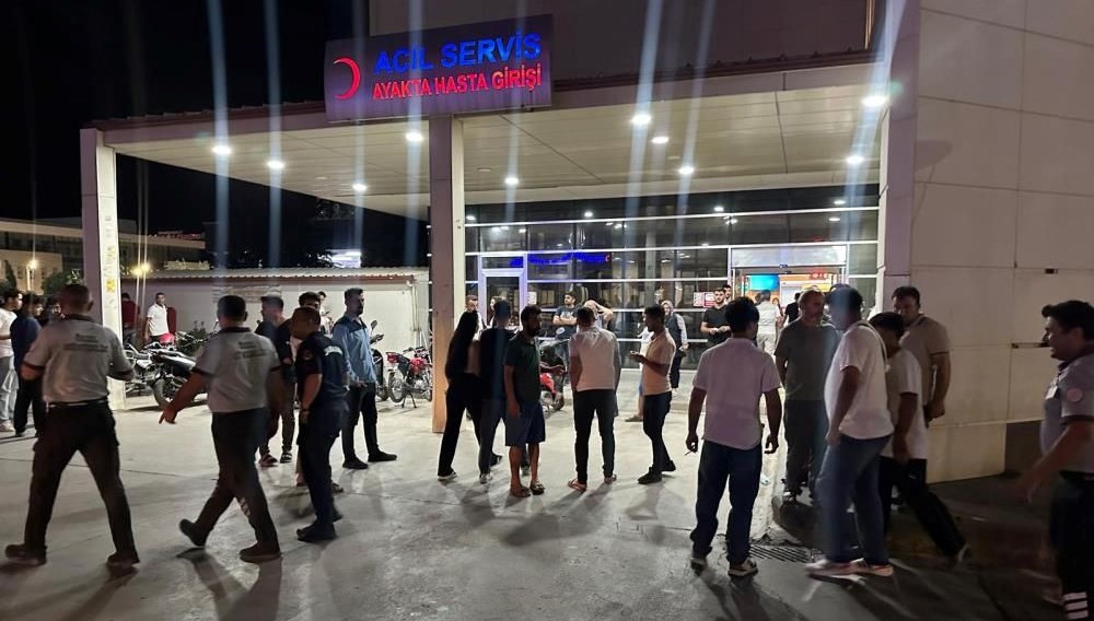 Adıyaman'da bir hastanenin acil servisi önünde iki küme ortasında hengame