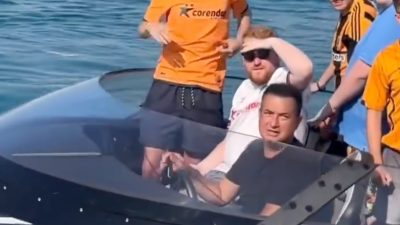 Acun Ilıcalı, Çeşme'de hız teknesiyle keyifli anlar yaşarken, bir hayranının