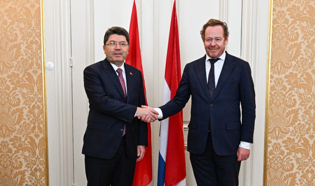 Hollanda'da üst seviye temaslarda bulunan Adalet Bakanı Yılmaz Tunç, Hollanda