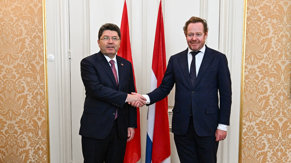Hollanda'da üst seviye temaslarda bulunan Adalet Bakanı Yılmaz Tunç, Hollanda