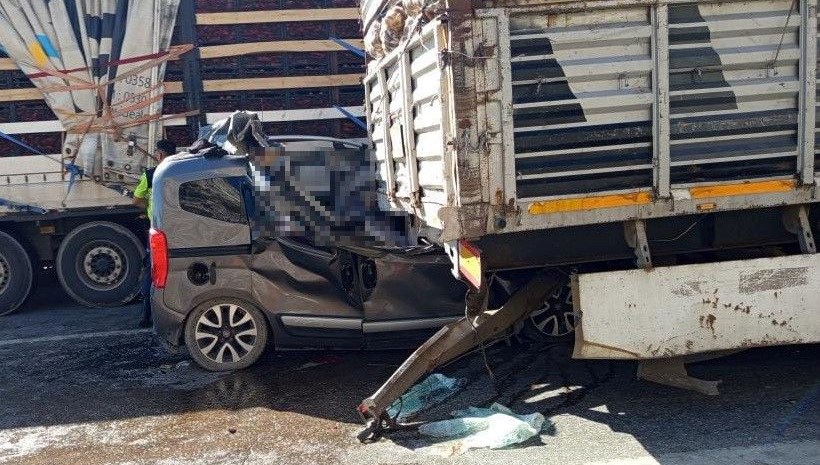 Adana'da hafif ticari aracın TIR'a geriden çarpması sonucu 5 kişi