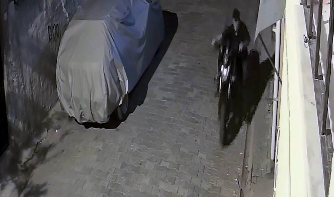 Adana'da Kerem Y. mahallede gördüğü motosikleti çalıp, kaçtı. Güvenlik kamerasından