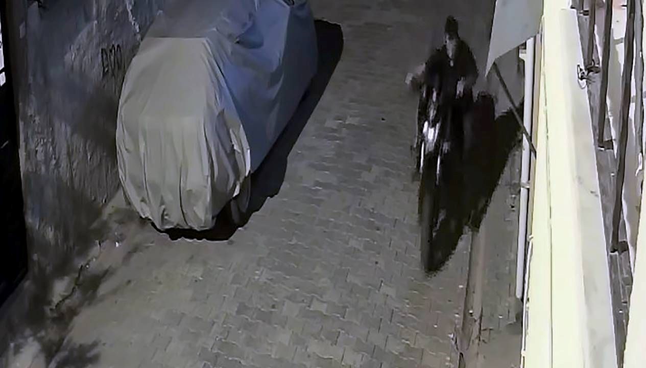 Adana'da Kerem Y. mahallede gördüğü motosikleti çalıp, kaçtı. Güvenlik kamerasından