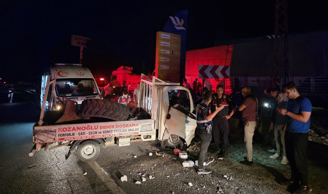 Adana'da kamyonet ile ticari taksinin çarpışması sonucu yaralanan 4 kişi