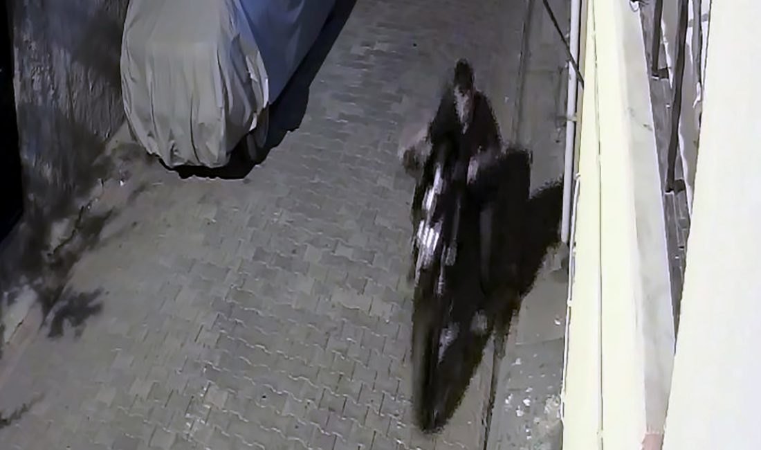 Yüreğir ilçesinde bir şahıs mahallede gördüğü motosikleti çalıp kaçarken güvenlik
