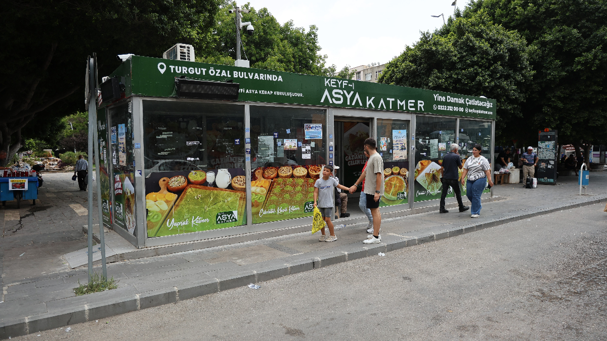 Türkiye'nin en sıcak vilayetlerinden biri olan Adana'da otobüs duraklarının klimasının