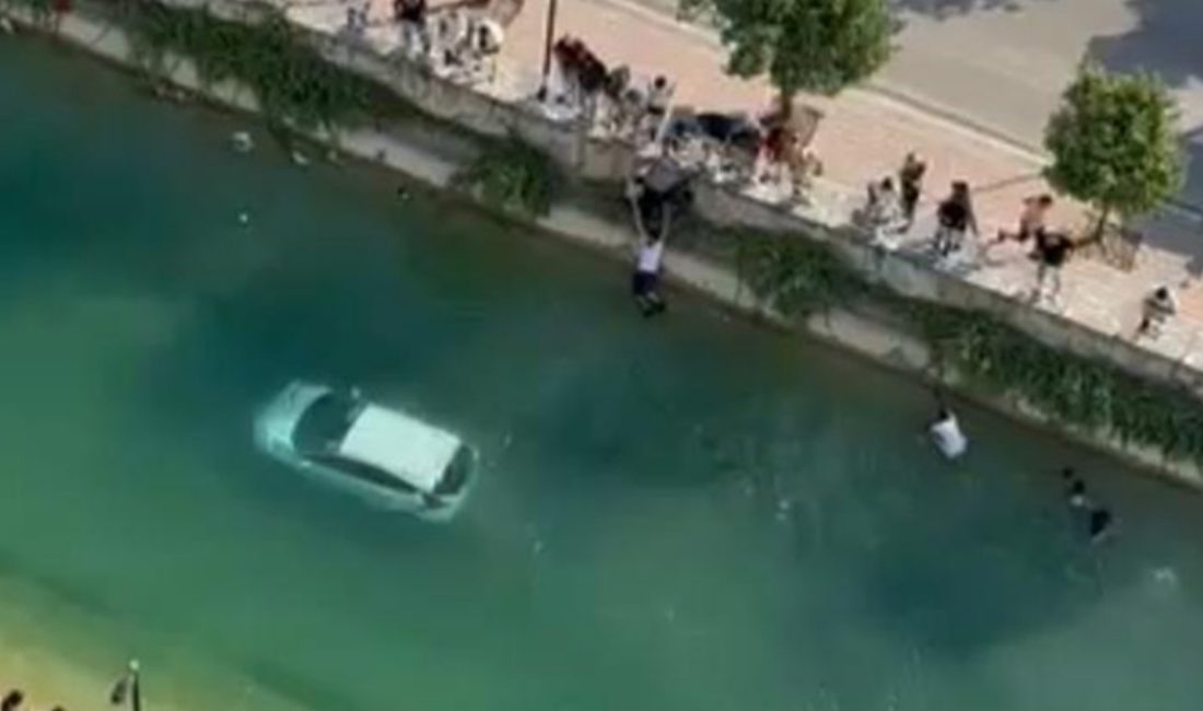 Adana'da sulama kanalına düşen arabanın şoförünün vatandaşlar tarafından son anda